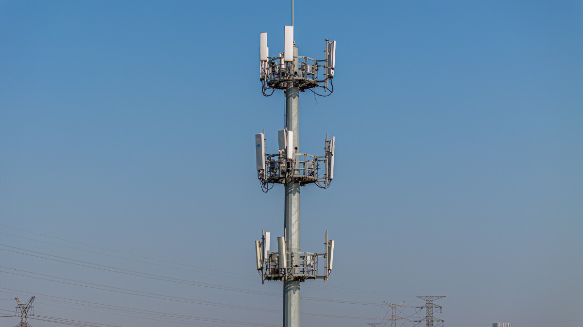 antena y torre celular de microondas