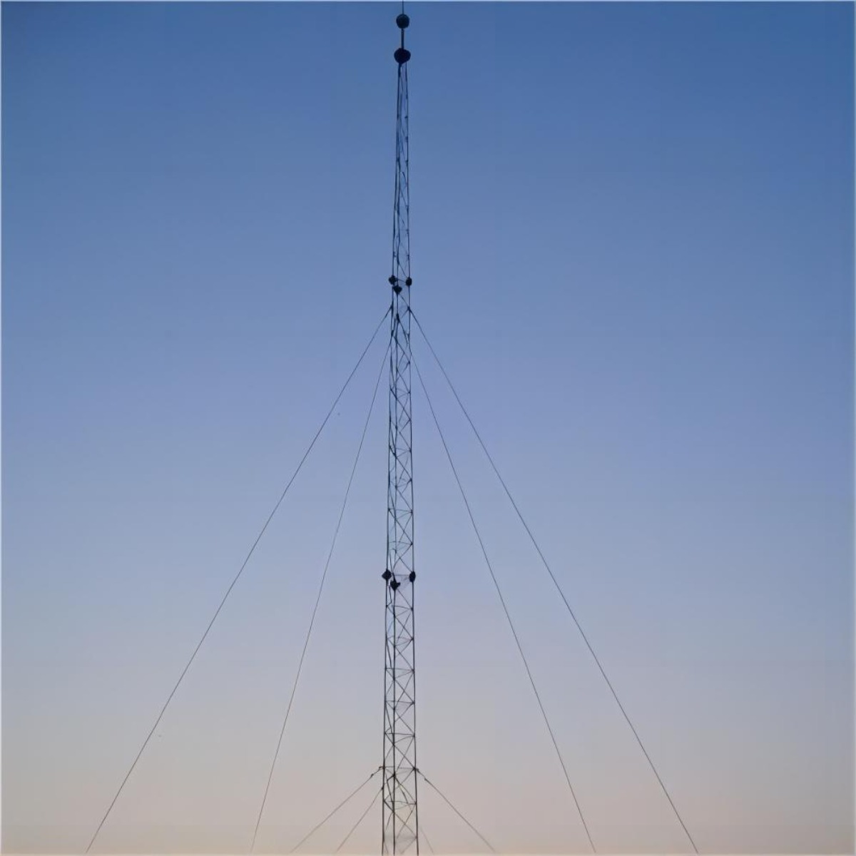 Torre de antena celular de alambre arriostrado