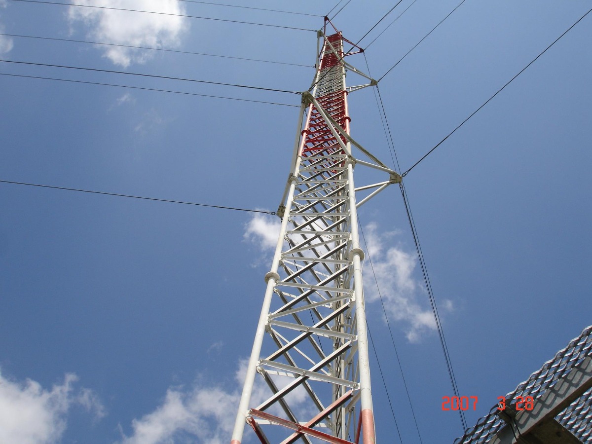 antena de alambre arriostrado y microondas