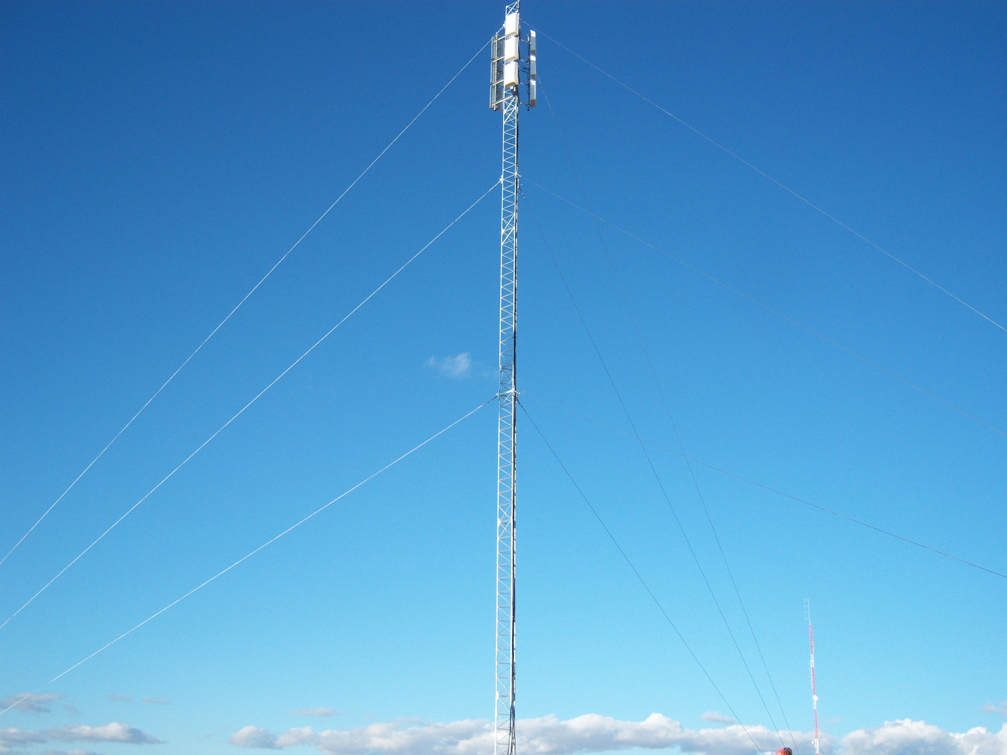 Torre de alambre arriostrado de 100 m.