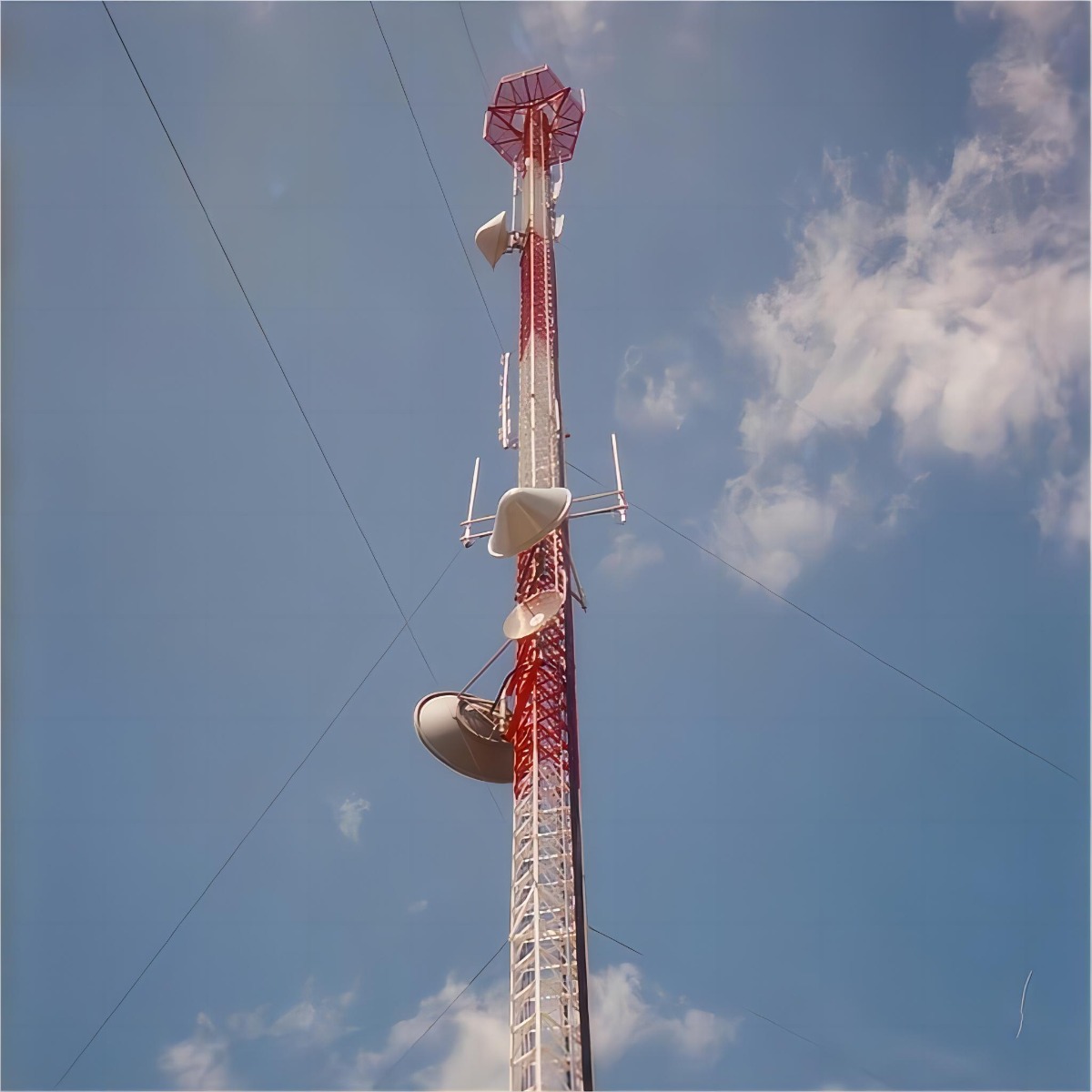 torre de antena y microondas