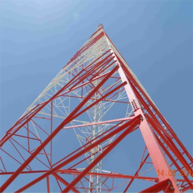 torre de antena y microondas