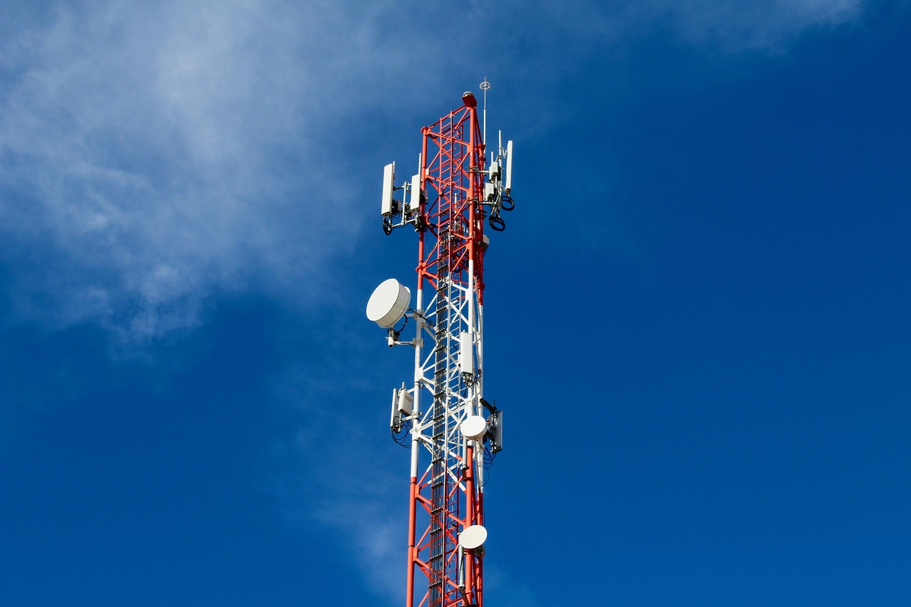 antena y torre celular de microondas