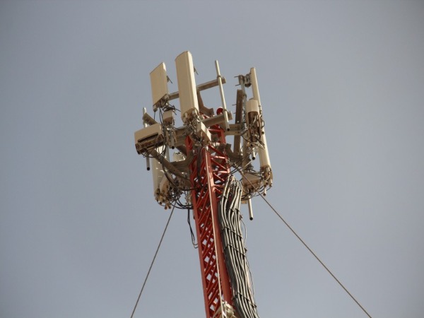 Torre de celosía de antena y microondas.