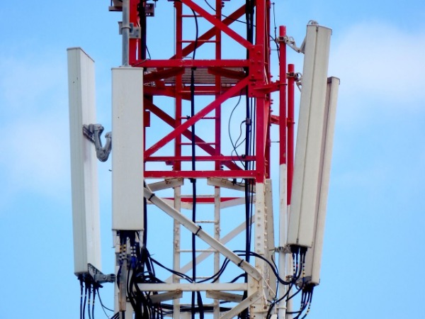 torre de antena y microondas