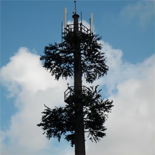 torre de pino de telecomunicaciones