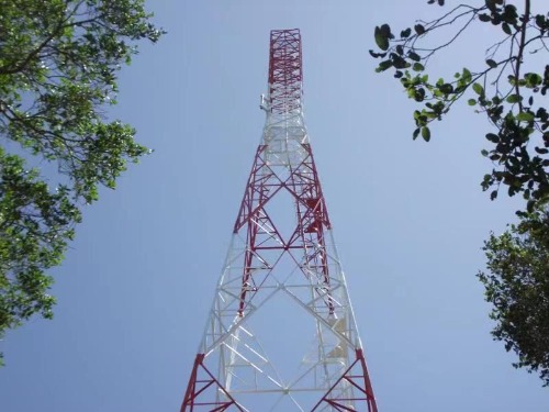 Torre de telecomunicaciones de acero enrejado