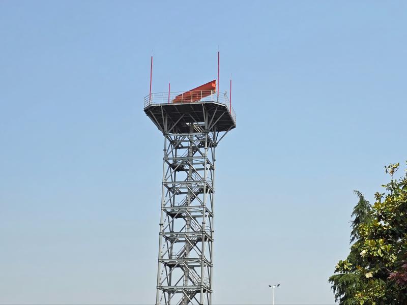 Torre de radar de control de tráfico aéreo en el Aeropuerto Africano