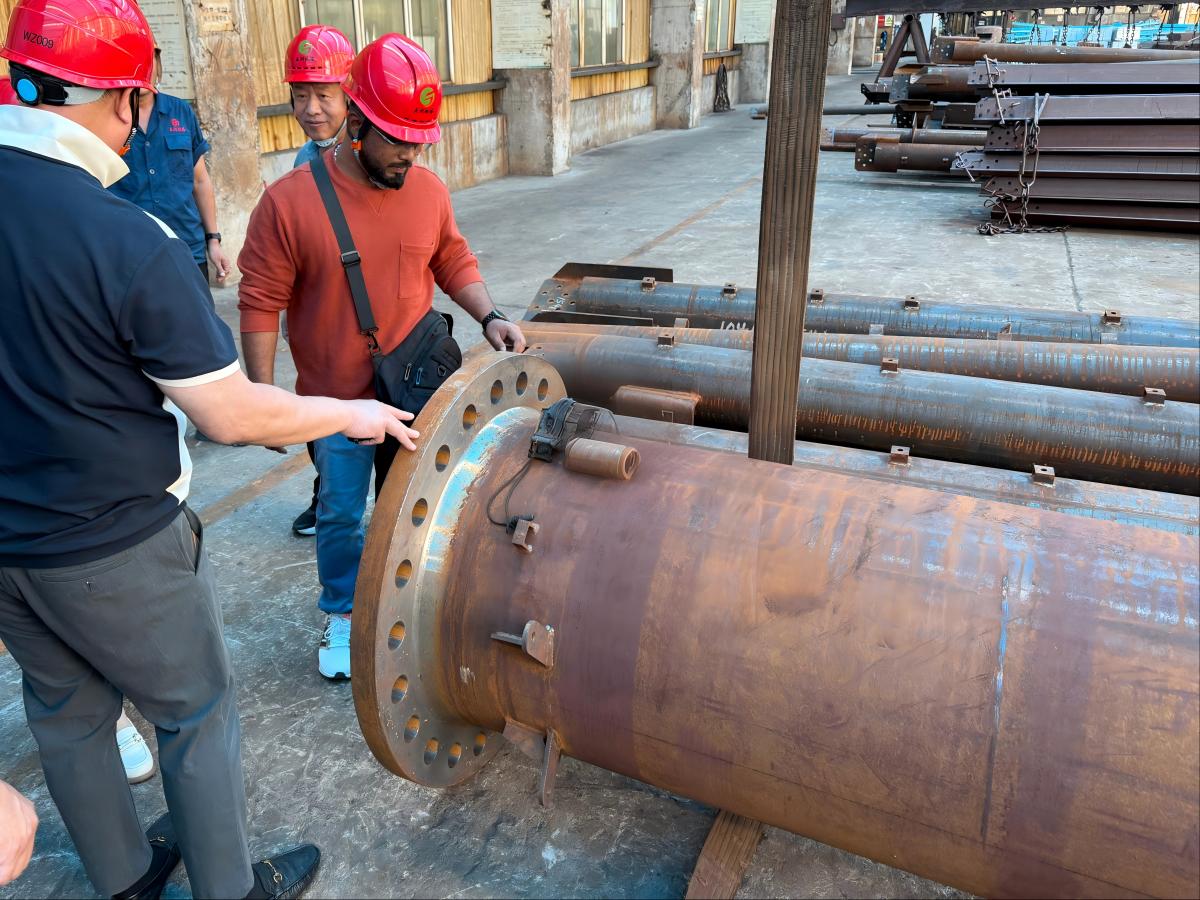 Cliente de Emiratos Árabes Unidos Visita a la fábrica 2: Producción de torres monopolares y torres tubulares