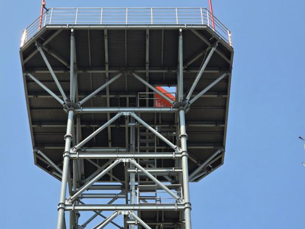 Torre de radar de control de tráfico aéreo en el Aeropuerto Africano