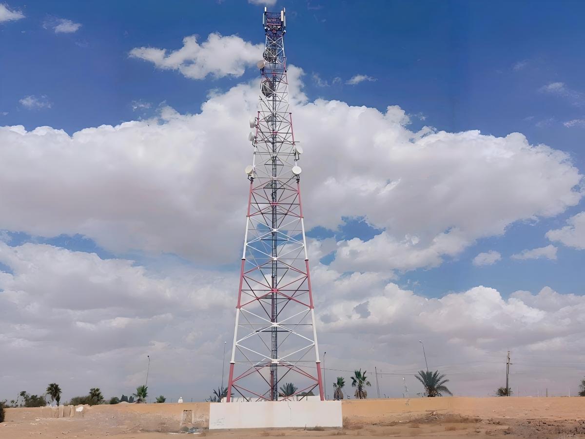 Torre de telecomunicaciones de acero tubular de tres patas y 65 metros en Dougga, Túnez, puesta en funcionamiento.