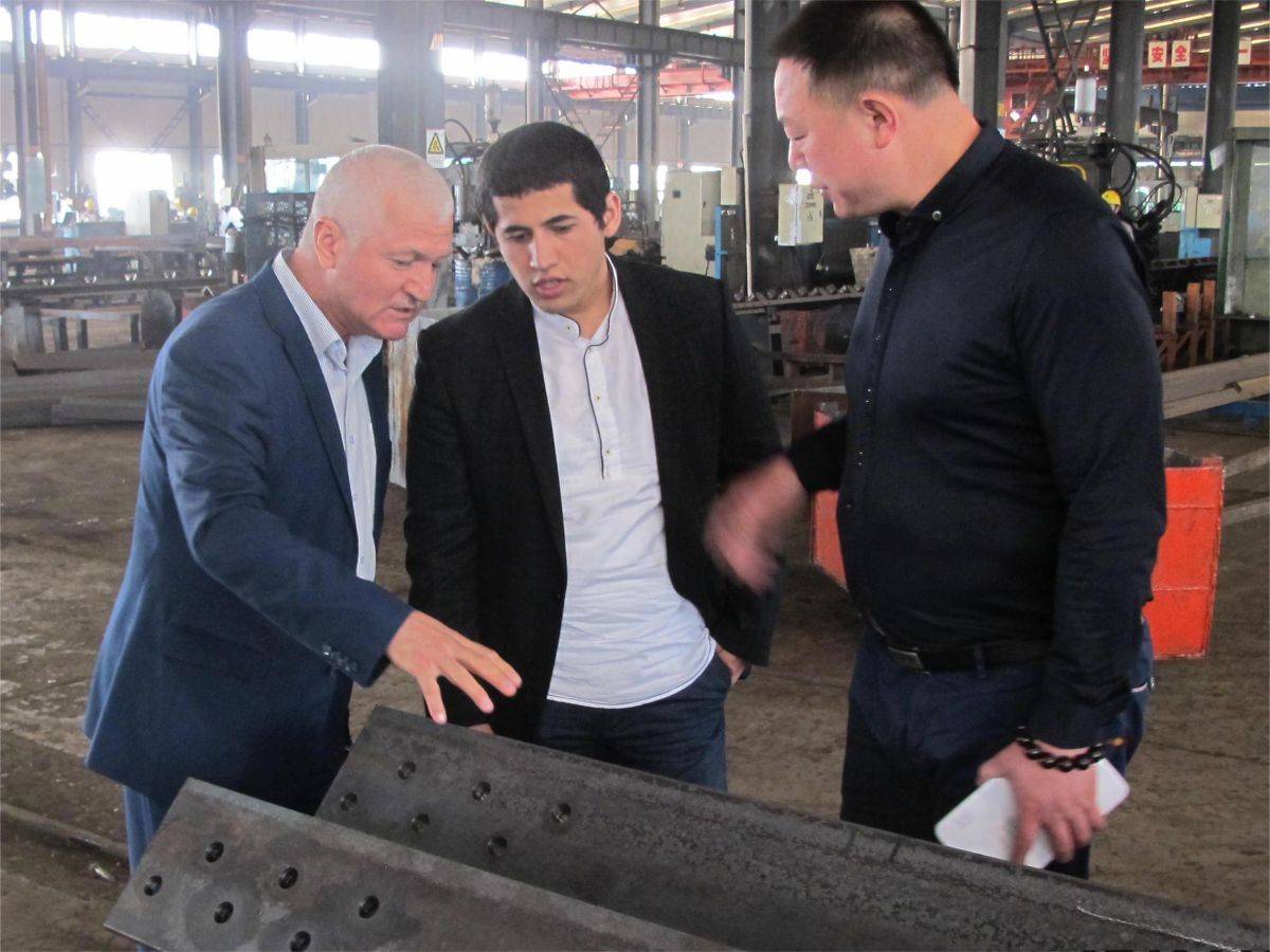 Clientes de Kazajstán visitan la fábrica
        