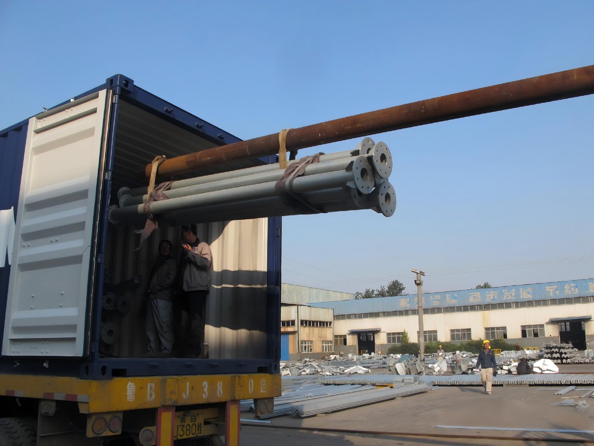 Embalaje y envío de torres tubulares de acero de 80 metros a Eritrea