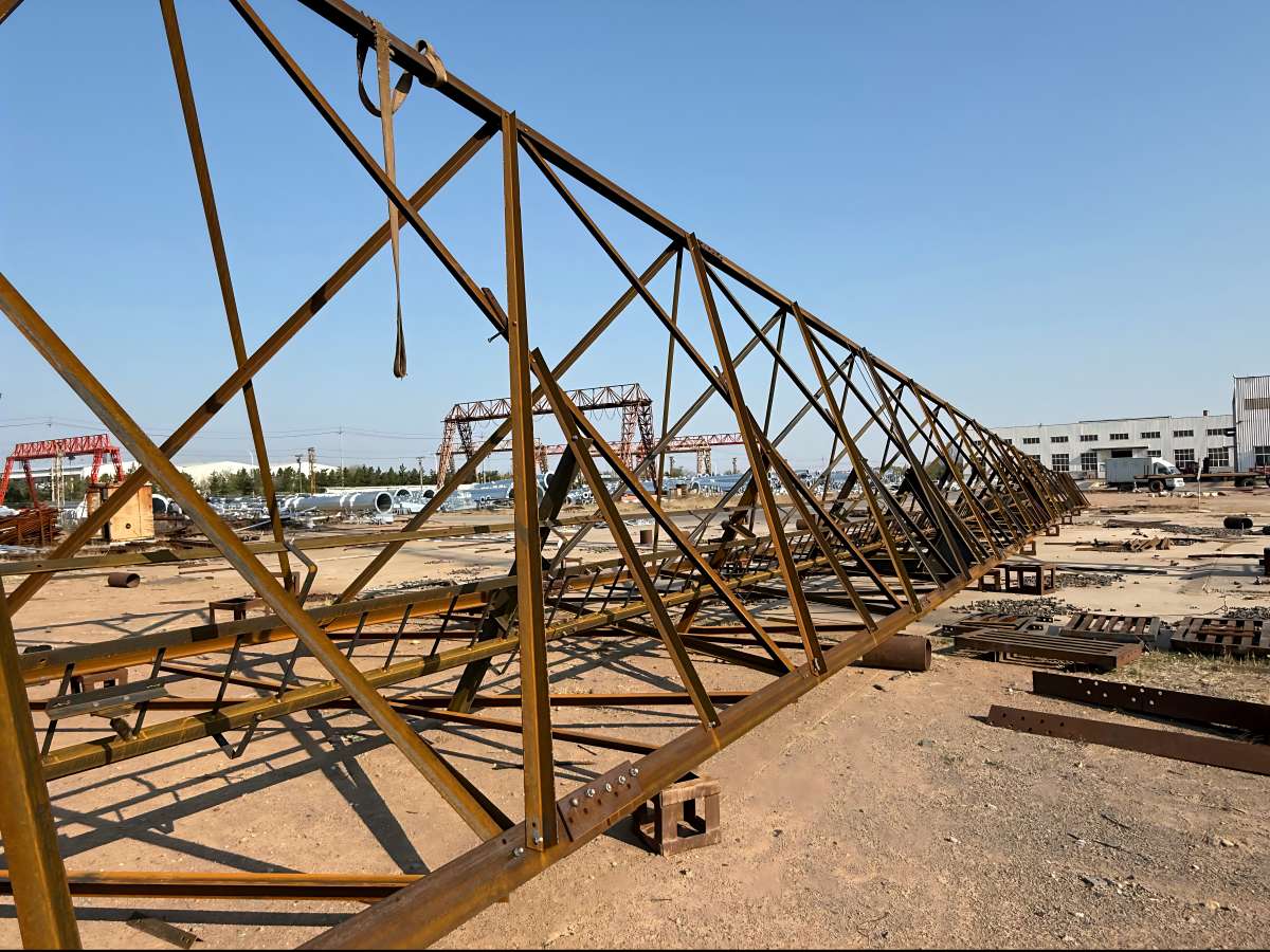 Ensamblaje de prueba de una torre de telecomunicaciones de acero angular de 60 metros y 3 patas antes de HDG