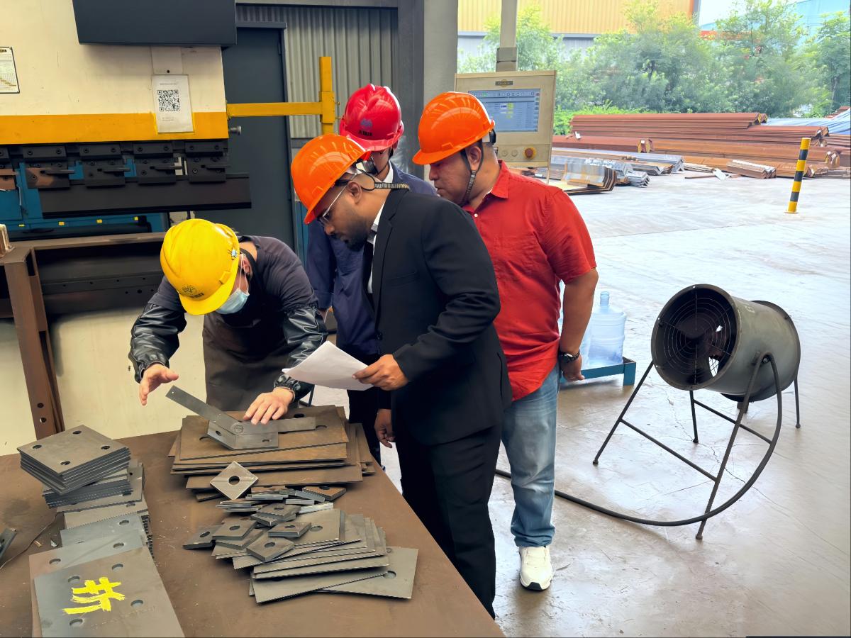 Cliente de Emiratos Árabes Unidos. Visita a la fábrica 1: Producción de torres de acero angulares.