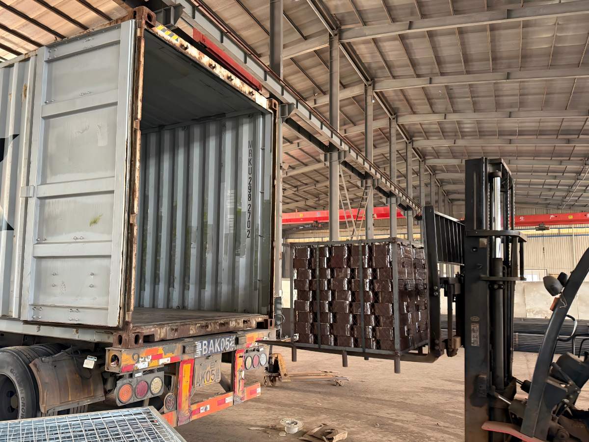 Nuevo lote de componentes para torres de telecomunicaciones, empaquetado y enviado a EE. UU.