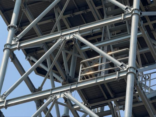 Torre de radar de control de tráfico aéreo en el Aeropuerto Africano