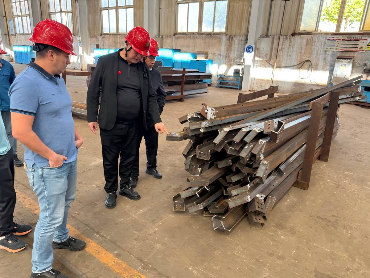 Clientes venezolanos visitan nuestras líneas de producción de torres tubulares y de ángulo de acero