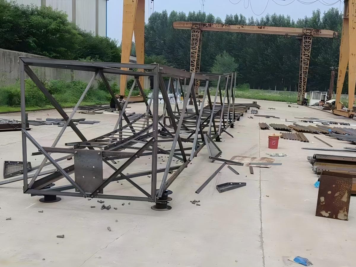Torre de telecomunicaciones de acero angular de 4 patas y 65 metros, prueba de montaje