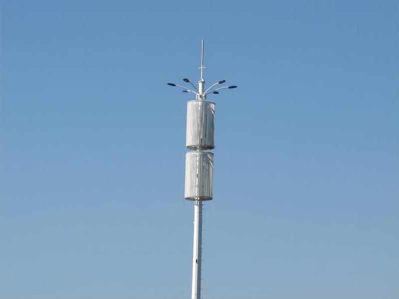 Torre de postes de luz de telecomunicaciones en los Emiratos Árabes Unidos