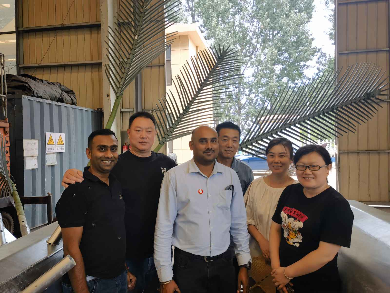 Clientes de Fiji visitando la fábrica