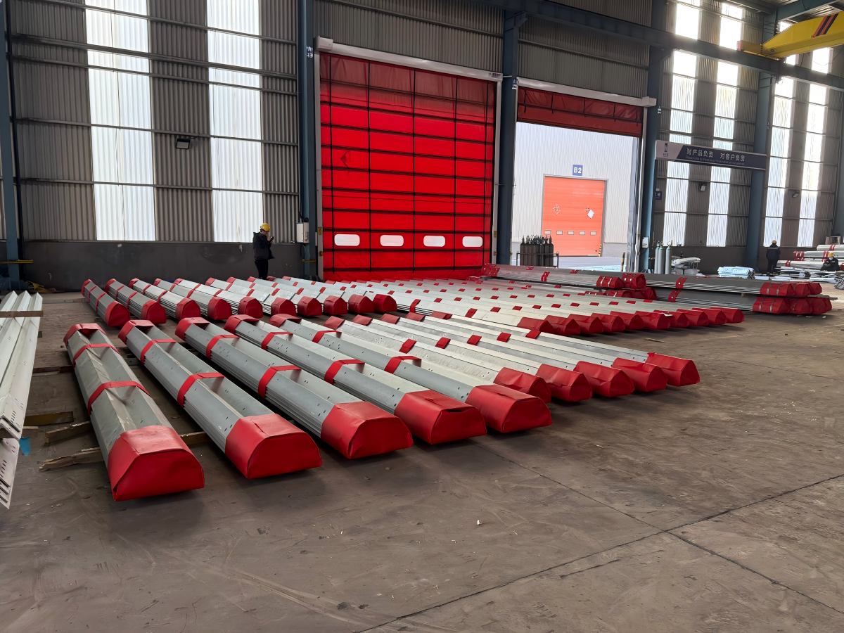 Torre de acero angular de 60 m, 80 m, 100 m y 120 m con accesorios. Embalaje antes del envío.