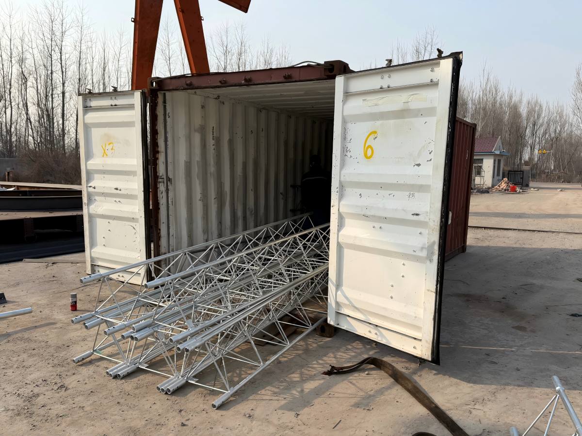 Cinco conjuntos de torres de mástil arriostradas de 30 metros, embaladas y enviadas a Somalia.