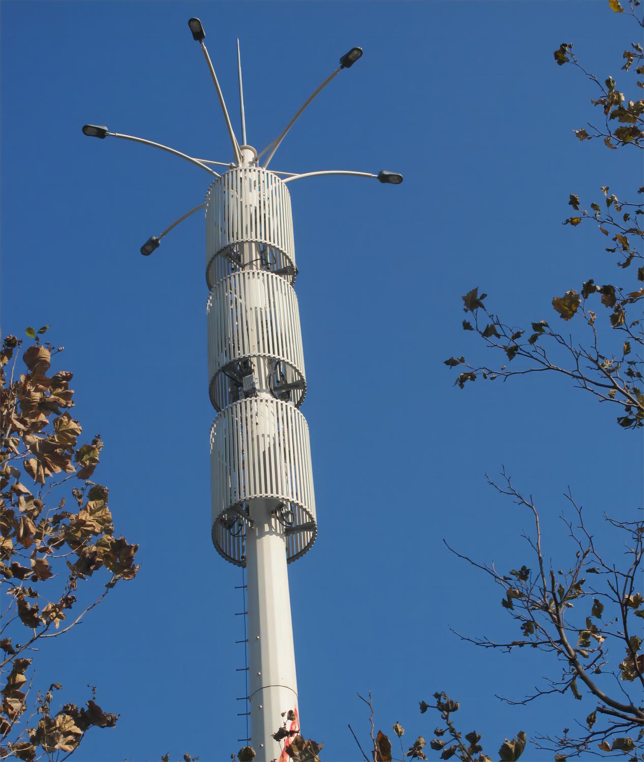 Torre de postes de luz de telecomunicaciones en los Emiratos Árabes Unidos